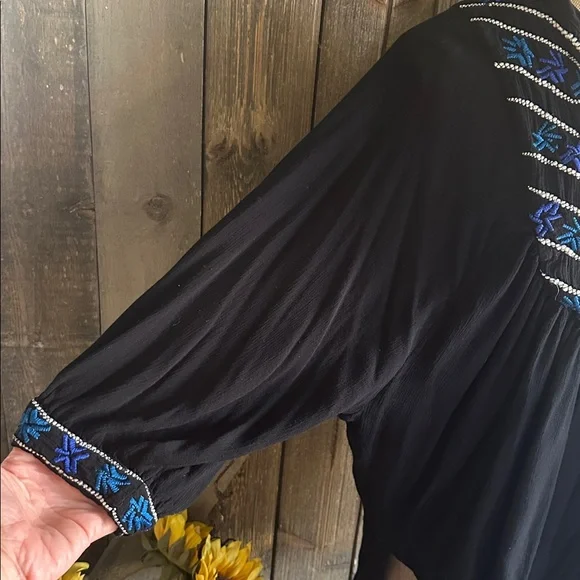 Free People Black Blue Embroidered Boho Flowy Top Size Medium Peasant Blouse - Picture 2 of 8